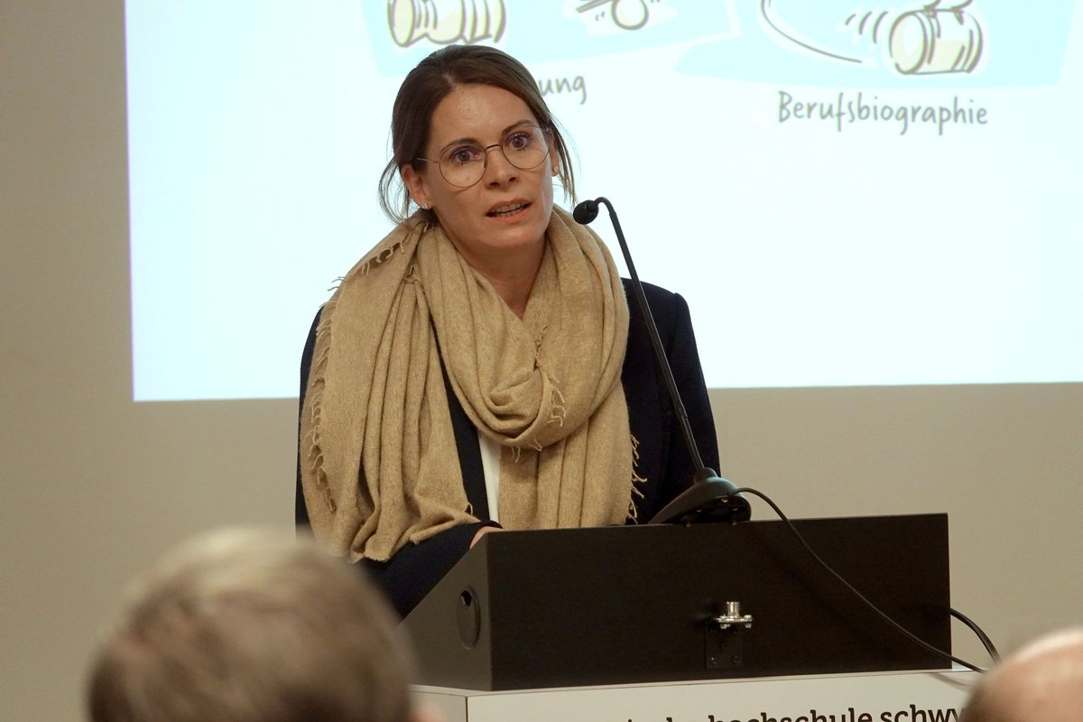 PHSchwyz's tweet photo. «Gesunde Lehrkräfte in gesunden Schulen – Eine Einführung»: Eindrücke aus der Buchvernissage mit den Autorinnen und Autoren @AnitaSandmeier und @silvio_herzog, #PHSZ und Benita Affolter, PHTG. Infos: https://t.co/ZqYPFrzO3z https://t.co/x5K1bS4k6X