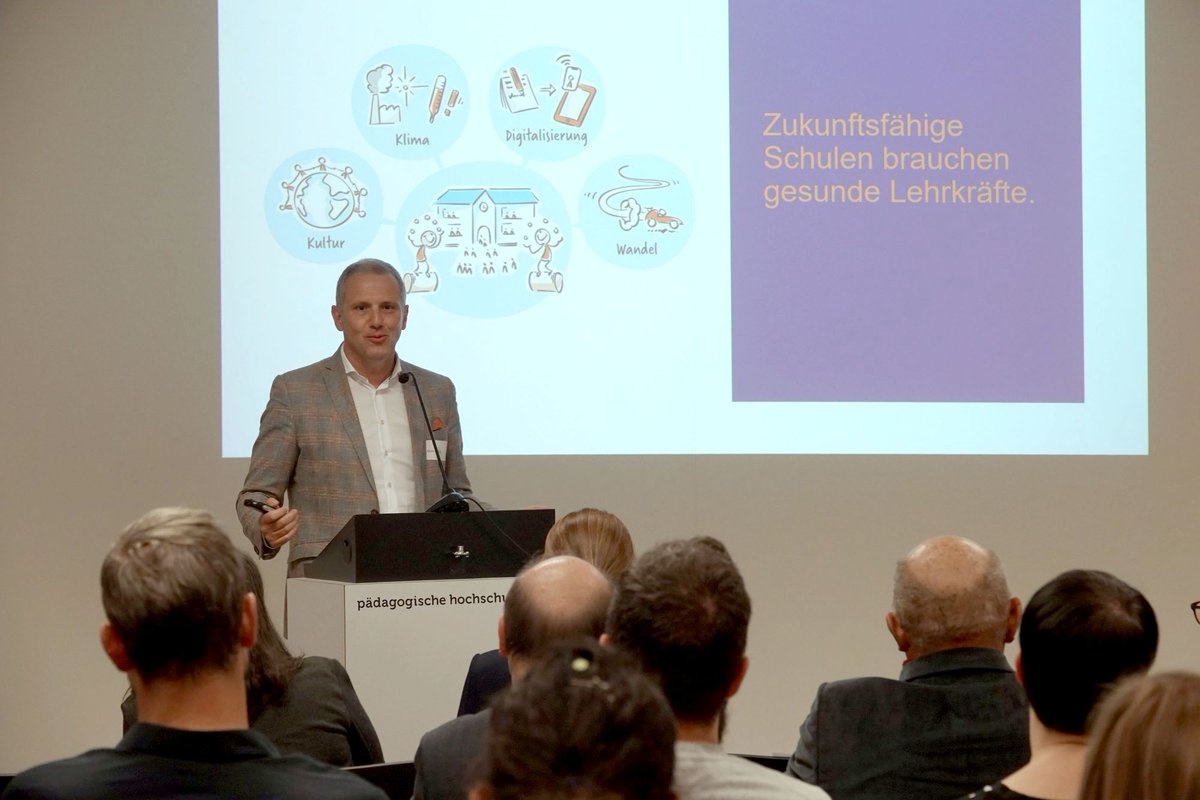 PHSchwyz's tweet photo. «Gesunde Lehrkräfte in gesunden Schulen – Eine Einführung»: Eindrücke aus der Buchvernissage mit den Autorinnen und Autoren @AnitaSandmeier und @silvio_herzog, #PHSZ und Benita Affolter, PHTG. Infos: https://t.co/ZqYPFrzO3z https://t.co/x5K1bS4k6X