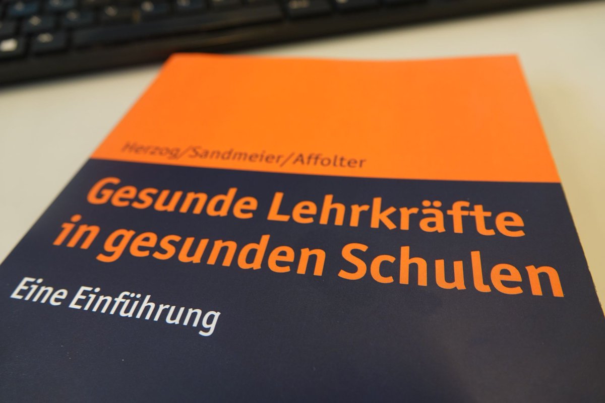 PHSchwyz's tweet photo. «Gesunde Lehrkräfte in gesunden Schulen – Eine Einführung»: Eindrücke aus der Buchvernissage mit den Autorinnen und Autoren @AnitaSandmeier und @silvio_herzog, #PHSZ und Benita Affolter, PHTG. Infos: https://t.co/ZqYPFrzO3z https://t.co/x5K1bS4k6X