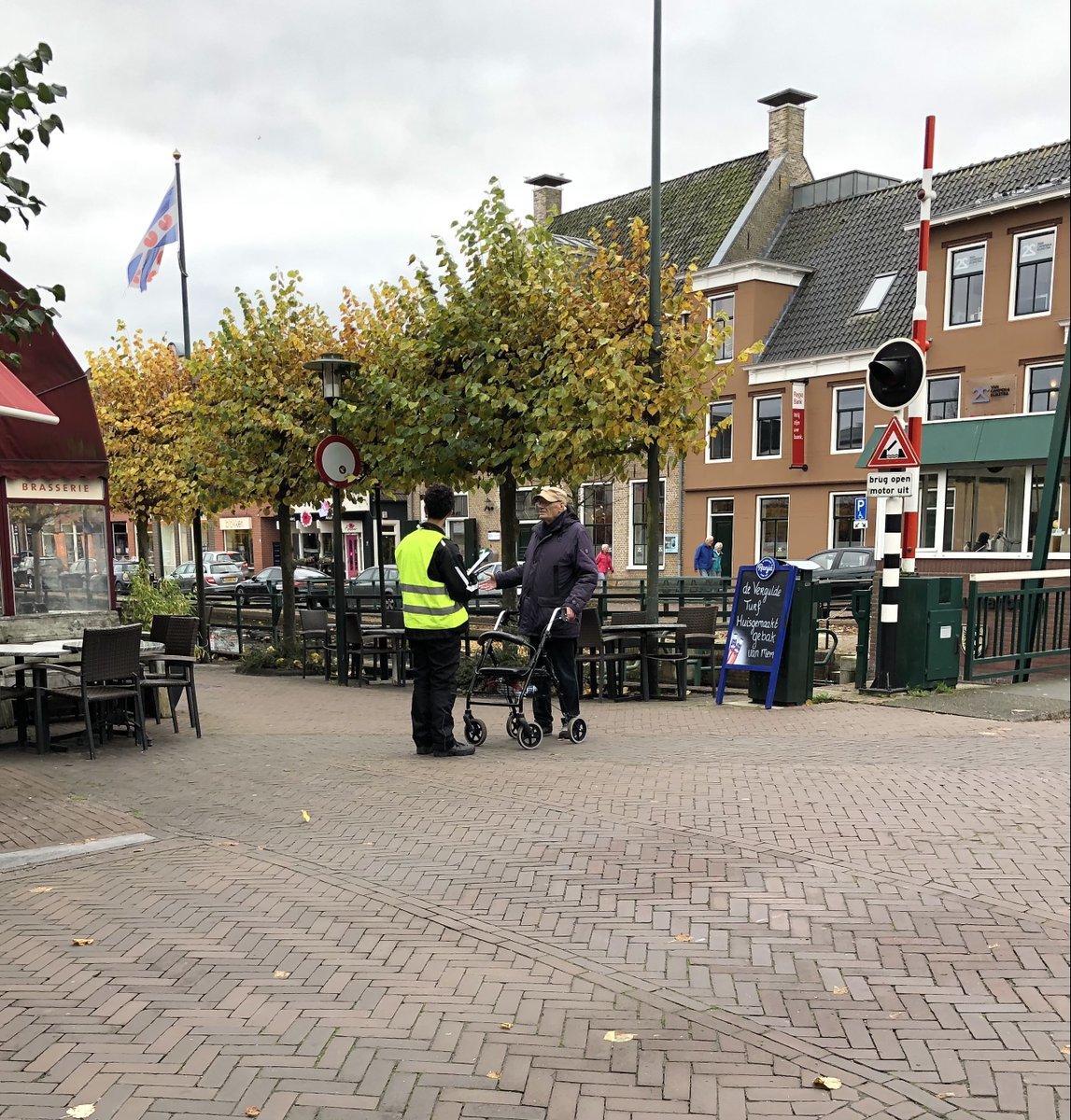 De komende weken voert het kenniscentrum Shared Space enquêtes uit in de Hoofdstraat in Gorredijk. Hier is begin dit jaar een verkeerspilot gestart met tweerichtingsverkeer. Het kenniscentrum voert een onderzoek uit naar de beleving van deze verkeersmaatregel. #sharedspace