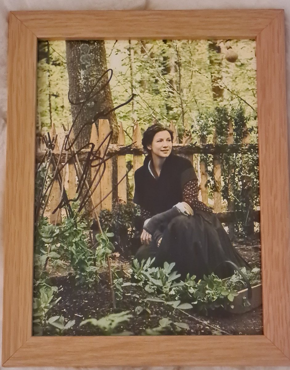 Thank you so much again for signing this picture for my aunt, <a href="/caitrionambalfe/">Caitríona Balfe</a> 🤗 She freaked out when I gave it to her...especially when she noticed it's personalised! 🥰
I'm her favourite niece now 😜

#caitríonabalfe
#LFF