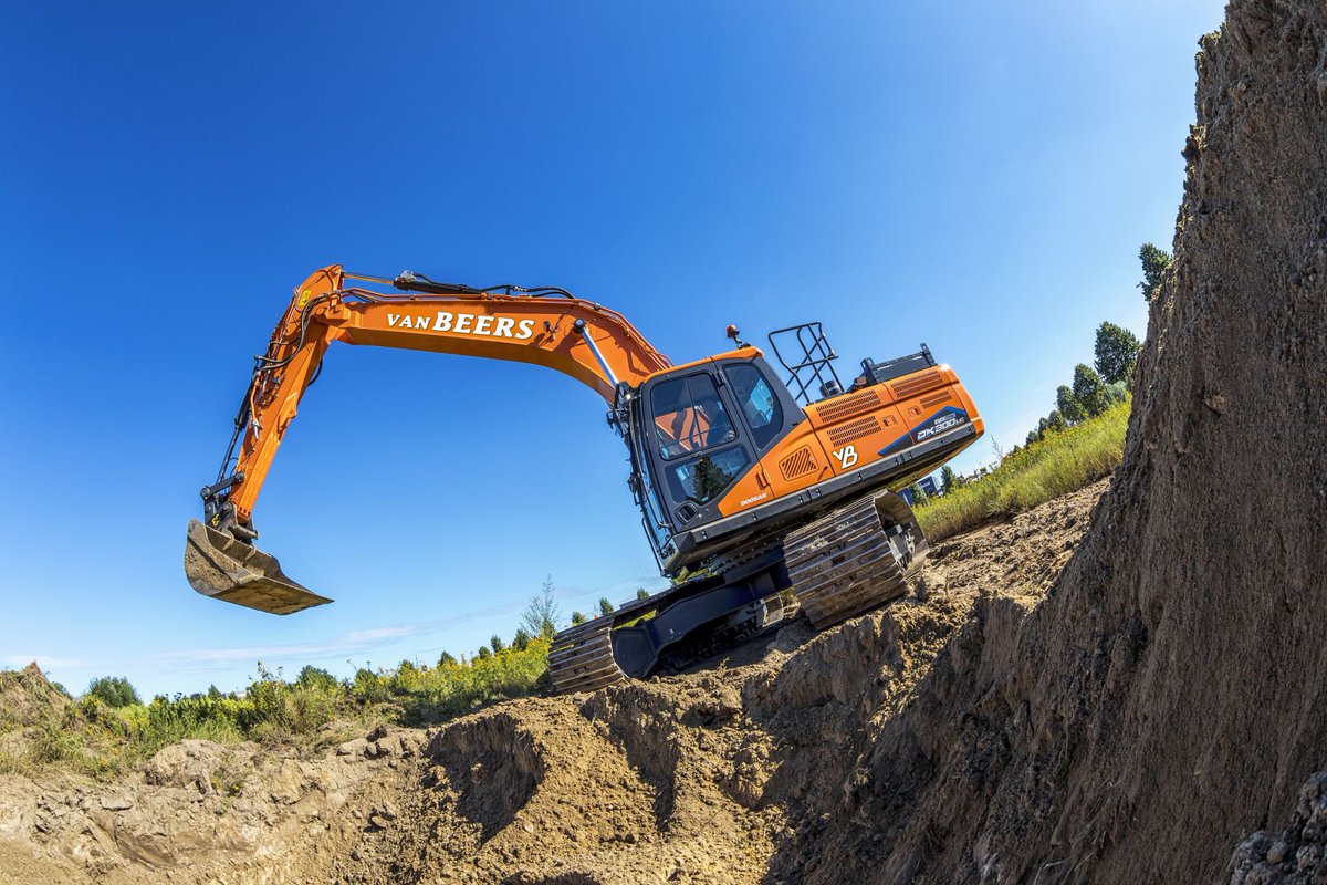 Als specialist in natuurherstelprojecten zijn we dagelijks bezig met het beschermen van natuur en deze te behouden voor toekomstige generaties. Als van Beers zetten we hierbij in op emissievrij grondverzet met de aanschaf van onze volledig electrische 30 tons rupsgraafmachine.