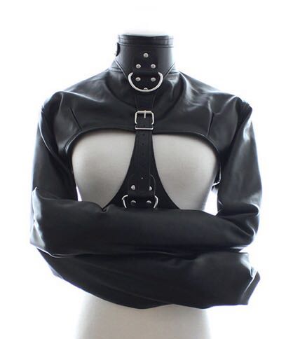 @raimu_coss なるほど?拘束衣はオープンバストのやつが望ましいですね!前と一緒のこんなん!Amazonにも2000~3000円であるかなあ 無理にとは言わんので好きなので! 