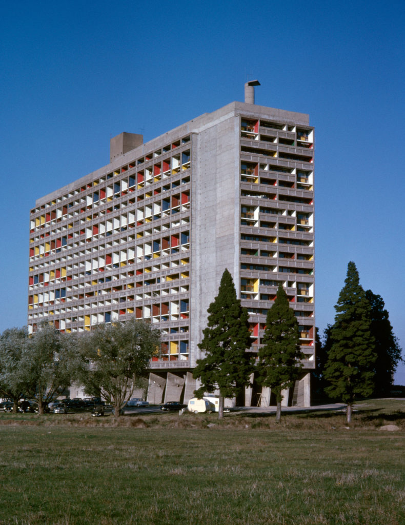 mimarkaanc's tweet photo. Ünlü Mimar Le Corbusier'in tasarladığı betonarme bir toplu konut projesi ve kendisi için tasarladığı ahşaptan bir tatil kulübesi. :) https://t.co/ShFp7y9tco