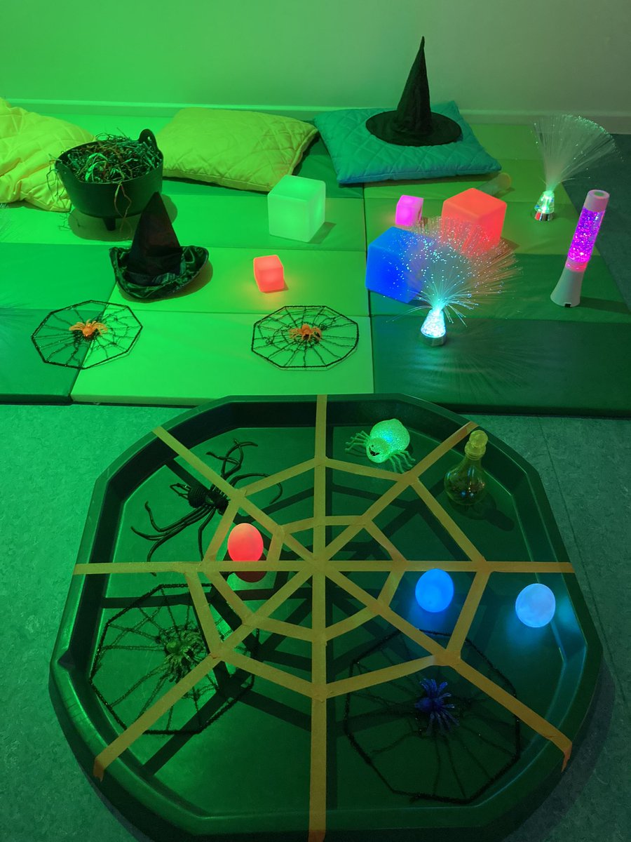 EnglishSarahH's tweet photo. Spooky sensory play in #minibrum today @thinktankmuseum 🎃👻 #earlyyears #babiesinmuseums https://t.co/rLq9imdPHc
