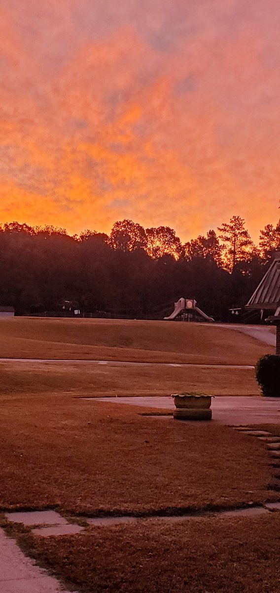 SCEBulldogs's tweet photo. A sunrise is casting light on the beautiful fall trees this morning in @SCEBulldogs world! Thank you @jlb216 for bringing us this beautiful sunrise! ❤ Thinking of you through this fall beauty! #theheartofSCE https://t.co/5jcBYWtUWc