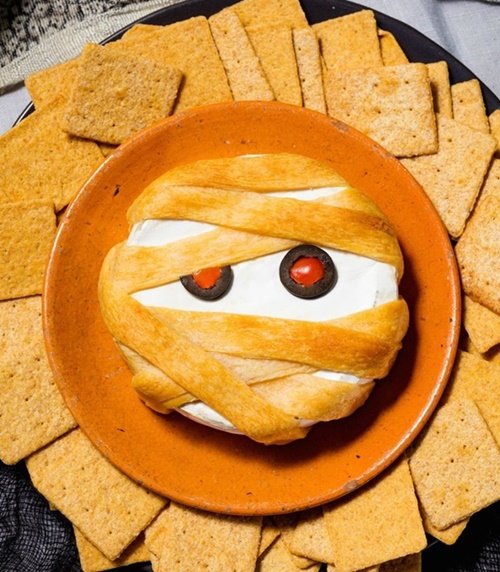 Otra de las recetas que os traemos hoy en Decopeques para tu próxima fiesta de Halloween luce así de bien. Se trata de un delicioso queso Brie momia. No te lo pierdas.
#halloween #comidahalloween #fiestahalloween #halloween2021