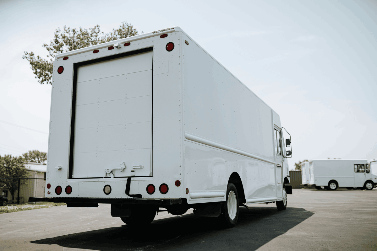 MAGTRUCKS's tweet photo. MAG pre-owned step vans are upfitted with roll-up style doors for a good reason! When delivering with a step van, time means money, &amp; inefficient door designs slow down even the most efficient of delivery operations. #deliverytrucks #stepvan #fedexground #fedex #deliveryservice https://t.co/8tvLN2QlJv