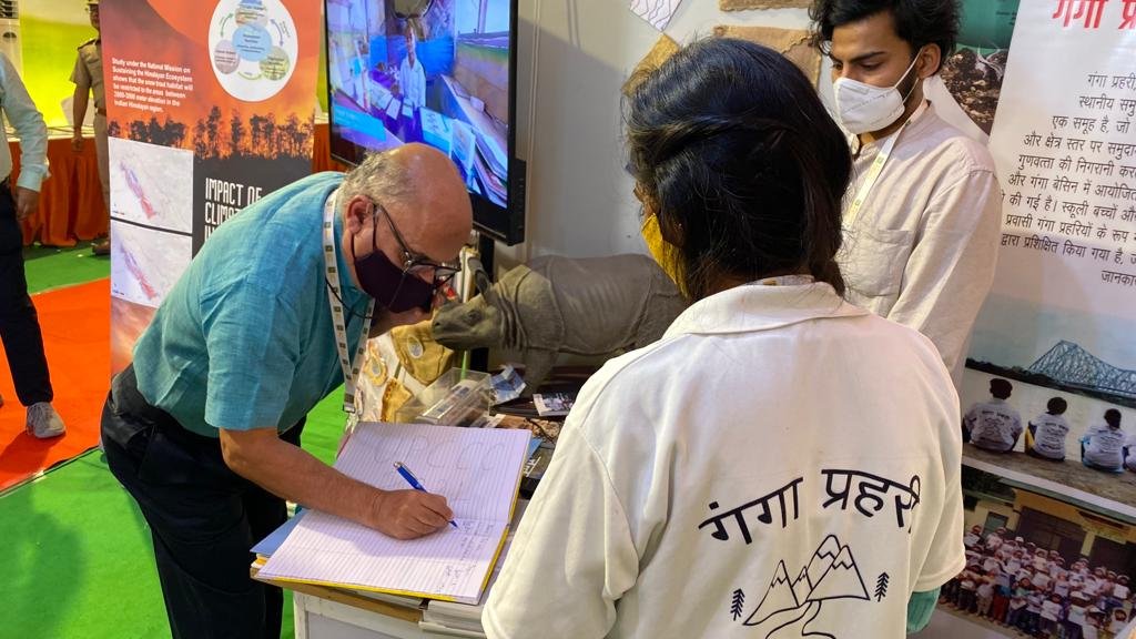 moefcc's tweet photo. Shri @myogiadityanath, Hon’ble CM of #UttarPradesh with @wiiofficial1 team at #ClimateChangeConclave, #Lucknow. 

WII has set up an interactive corner exhibiting exemplary #research work carried #panIndia covering land, sea &amp; freshwater sources, especially the #GangaBiodiversity https://t.co/McJZ4ZdBsD