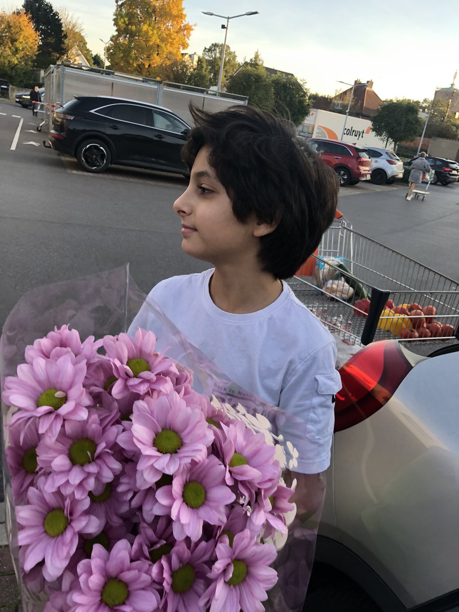 nazanin_ya's tweet photo. Every time my parents give him money to buy himself something. He gets my mom flowers. https://t.co/D3D5op2kOV