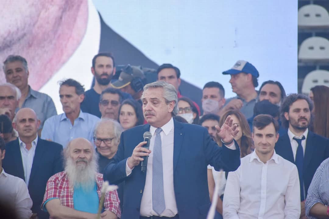 lodos_viviana's tweet photo. En el Club Deportivo Morón, compartimos un emotivo homenaje al hombre que le devolvió los sueños y la felicidad al pueblo argentino. https://t.co/JVEaBZHQkb
