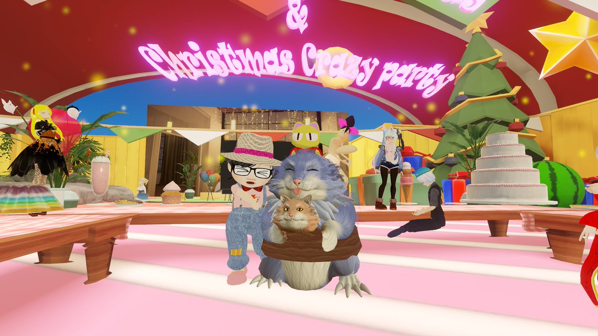 SherryJ25's tweet image. [VRの誕生日会で撮った写真] 🎂
投稿が遅れてすみません😅 @sobatang1 
🥳イエーイ! ずっと前に家出したペットの猫が戻ってきたんです🐱
4) 酔っぱらい宇宙人の警察官運転！？「NO!!!危険!!皆さん、逃げてください。」🍺🚔😱
#スイカちゃんの誕生日
#TSKitchen #タナベ夫婦
#スイカちゃんの日記　
#VRC