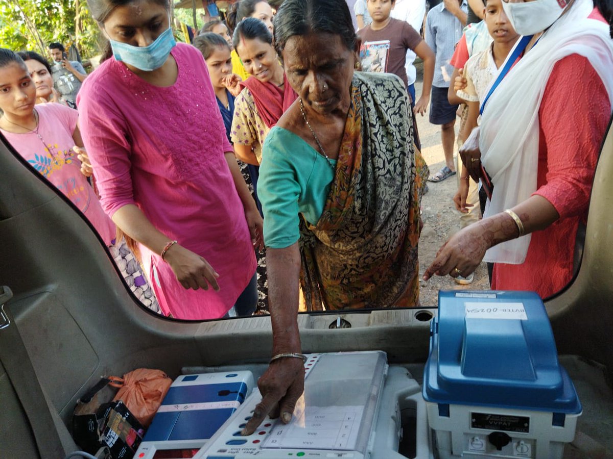 SVEEPDNH2021's tweet photo. #SVEEP awareness programme at Ayyapa Temple,  Silvassa about the use of EVM, VVPAT, helpline no. 1077 and cVIGIL app etc. #ECISVEEP #SVEEPDNH   
@tapasyaraghav @CollectorDnh
@DNH_DMA @ECISVEEP https://t.co/29ypWflN47