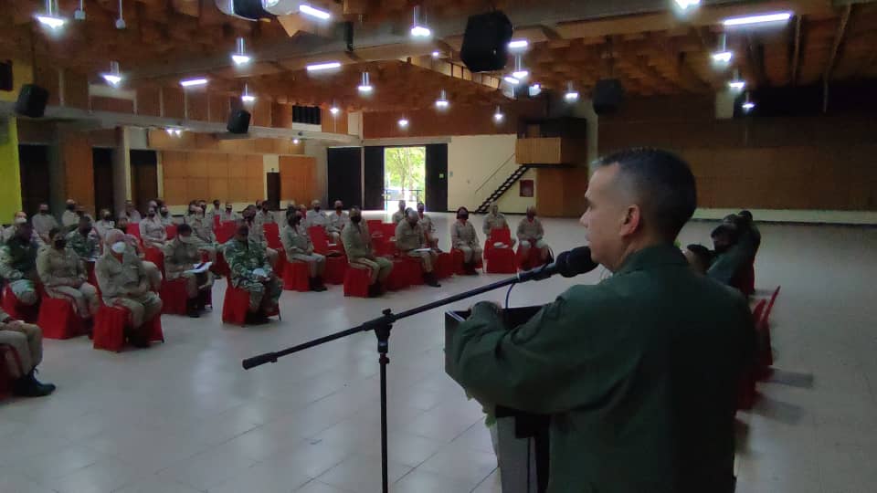 ADI_CARU2's tweet photo. #MiliciaBolivariana
#MeridaInvencible
#GuardianesDeChávezCarú 
Para fortalecer la defensa integral de la nación, el M/G Santiago Moreno Martínez, realizó la jornada de adiestramiento al personal den los comandantes de APDI de Mérida. @wistohor @Redi_andes @CmmzMerida @CnelEdgar https://t.co/C8zk1MCs3R