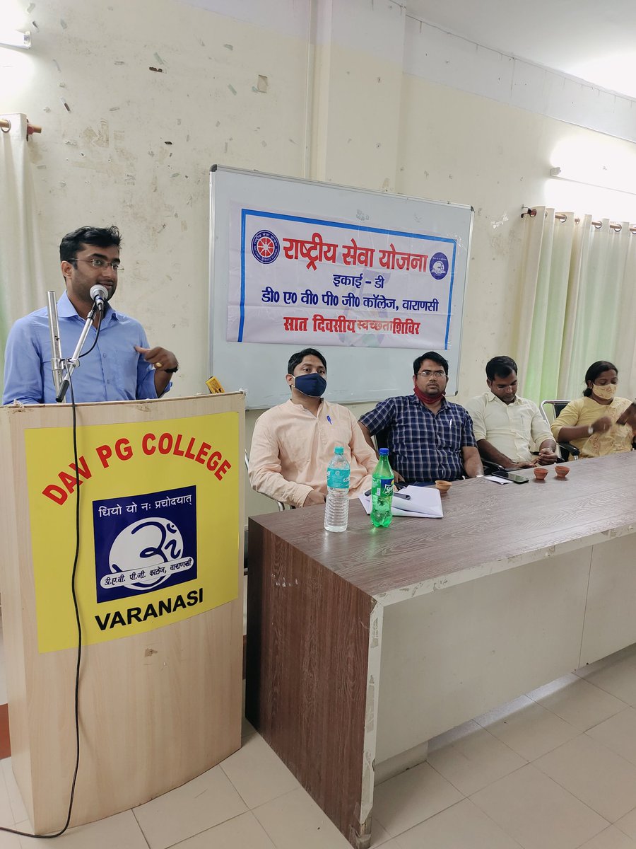 rebelvaibhav's tweet image. राष्ट्रीय सेवा योजना के अंतर्गत चलाये जा रहे स्वच्छता अभियान पखवाड़े का अंतिम दिन।
आज का कार्यक्रम डी ए वी पीजी कॉलेज में सम्पन्न हुआ। सबने स्वच्छता के प्रति लोगो को जागरूक करने व स्वच्छता व समाज की भलाई हेतु समर्पित होने का संकल्प लिया ।
#unitF
#NSS 
@NssBhu 
@bhupro
@_NSSIndia