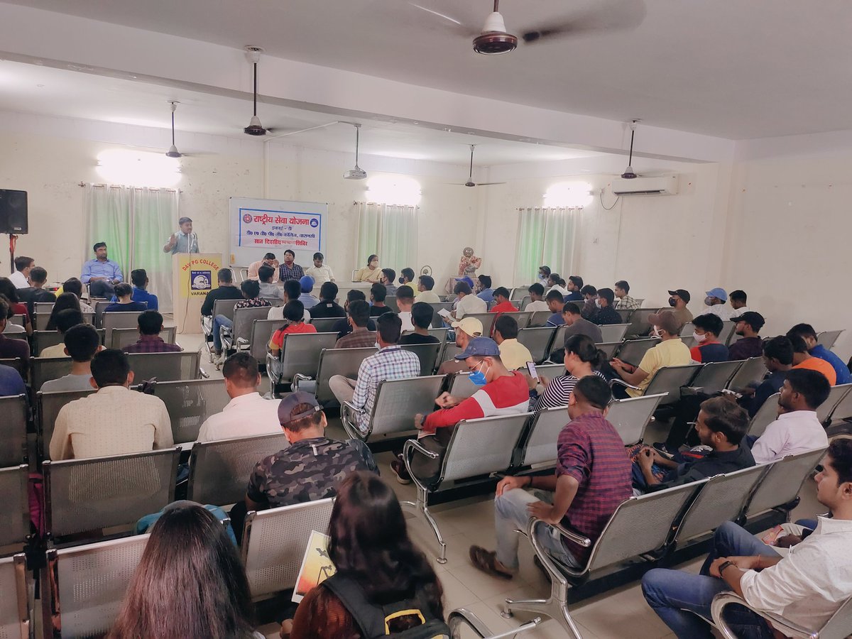 rebelvaibhav's tweet image. राष्ट्रीय सेवा योजना के अंतर्गत चलाये जा रहे स्वच्छता अभियान पखवाड़े का अंतिम दिन।
आज का कार्यक्रम डी ए वी पीजी कॉलेज में सम्पन्न हुआ। सबने स्वच्छता के प्रति लोगो को जागरूक करने व स्वच्छता व समाज की भलाई हेतु समर्पित होने का संकल्प लिया ।
#unitF
#NSS 
@NssBhu 
@bhupro
@_NSSIndia