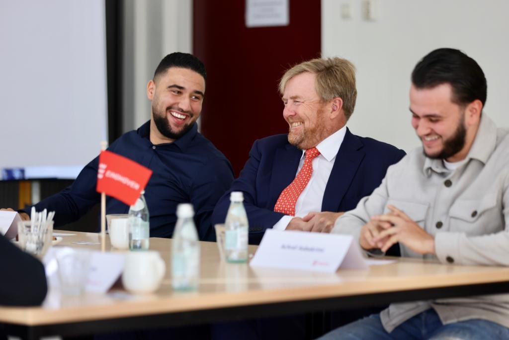 koninklijkhuis's tweet photo. Koning brengt bezoek aan de wijk De Bennekel in Eindhoven. Hij spreekt buurtbewoners over de ontwikkelingen in de wijk, zoals een voetbalprogramma voor talentontwikkeling en taalprogramma. Zes jaar geleden bracht de Koning ook een bezoek aan de wijk. https://t.co/y5rOH75sPt https://t.co/zzkCZcHRCC
