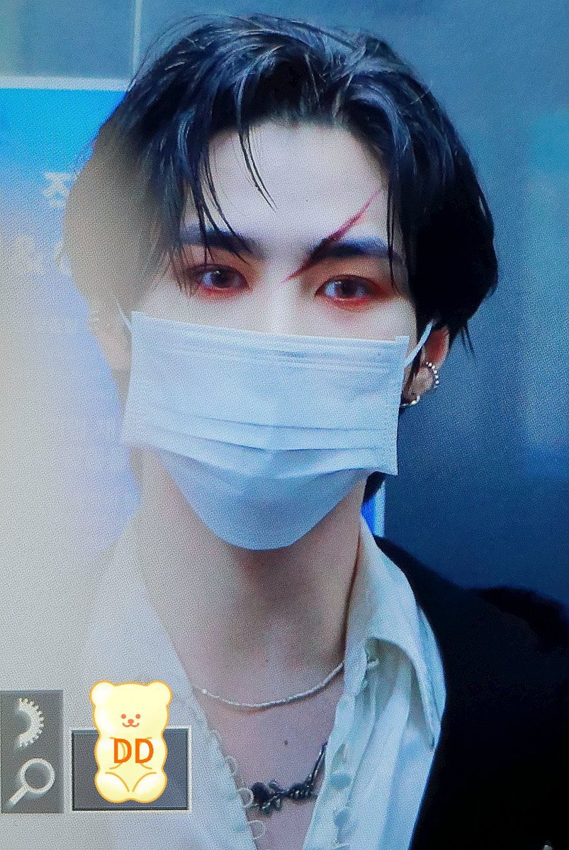 wayvfess's tweet photo. wayv! susah-susah orang tuaku membesarkan anaknya biar bermental kuat seperti baja, tapi malah ujung-ujungya mleyot juga pas liat cowo-cowo cina 😭😭
  https://t.co/01y0L0pOe2