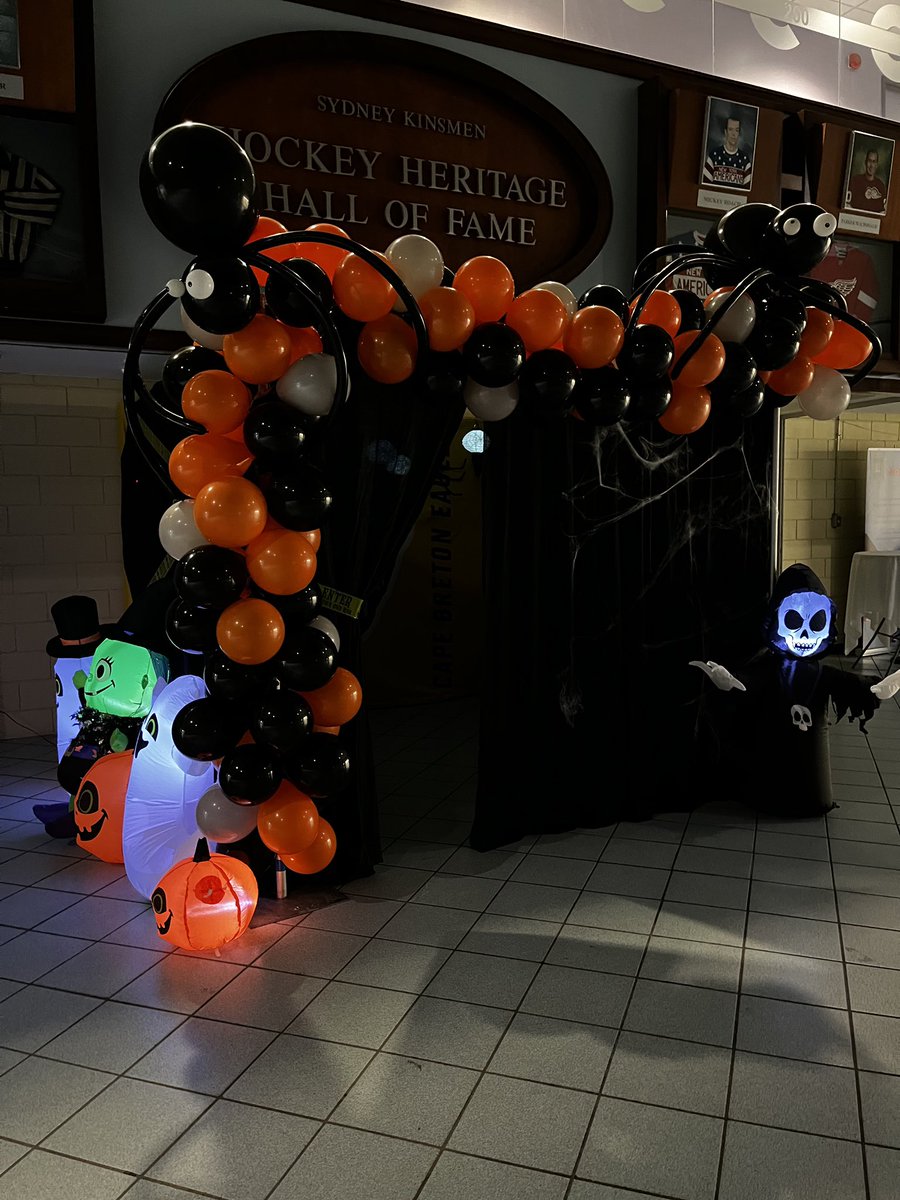 CBEHockey's tweet image. 🎃 👻 The Haunted photo booth is back for Sunday! Bring the kids and get your photo inside with Screech! We have lots of candy AND youth tickets for 10&amp;amp;U are just $5 if you use the link below:

am.ticketmaster.com/cbehockey/ism/…