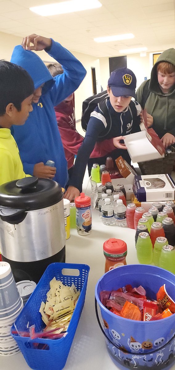 fdlpolice's tweet photo. Together Tues - Woodworth Middle School

We spent time at Woodworth for this month's Coffee/Juice with FDLPD.  Students were able to share their thoughts &amp; ask questions. Building relationships with our youth and discovering mutual goals for our community is what it's all about. https://t.co/620tonhDpT