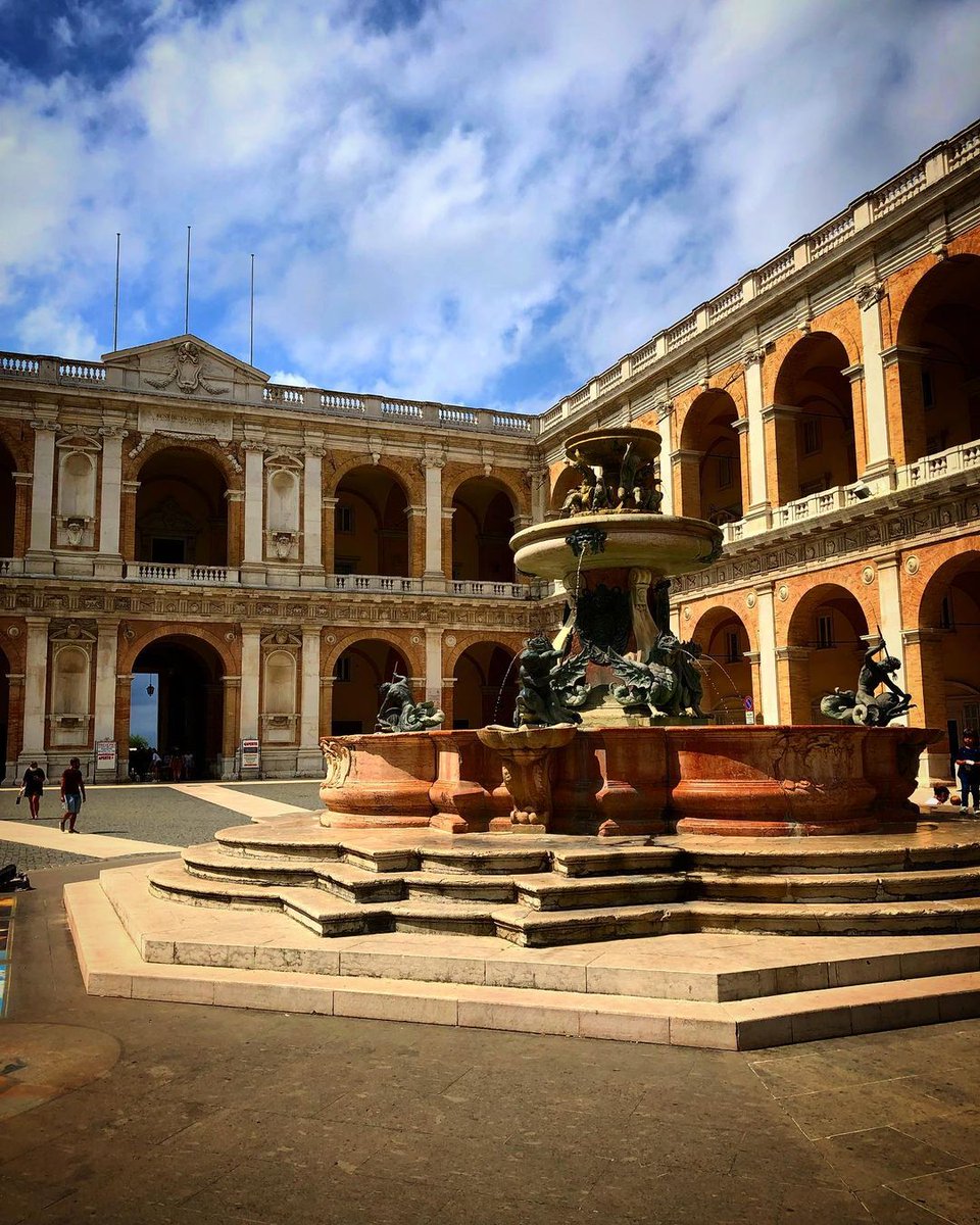 LoretoTurismo's tweet photo. #Loreto, fontana maggiore (XVII sec.) attorniata dal #PalazzoApostolico (XVI sec.) 😍
#SantuariodiLoreto #Italy #ApostolicPalace #arte #architettura #fede #Madonnadiloreto #ViaLauretana #Loreto #rivieradelconero #destinazionemarche #Loretoturismo 📸 Alessandro Dell'Otto https://t.co/bundOFhpV1