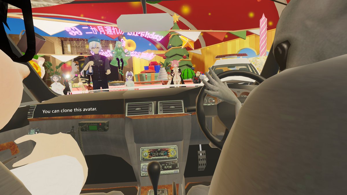 SherryJ25's tweet image. [VRの誕生日会で撮った写真] 🎂
投稿が遅れてすみません😅 @sobatang1 
🥳イエーイ! ずっと前に家出したペットの猫が戻ってきたんです🐱
4) 酔っぱらい宇宙人の警察官運転！？「NO!!!危険!!皆さん、逃げてください。」🍺🚔😱
#スイカちゃんの誕生日
#TSKitchen #タナベ夫婦
#スイカちゃんの日記　
#VRC