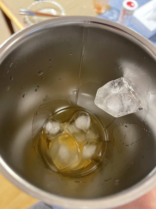 アクロバティックな張り付き方しやがって… 