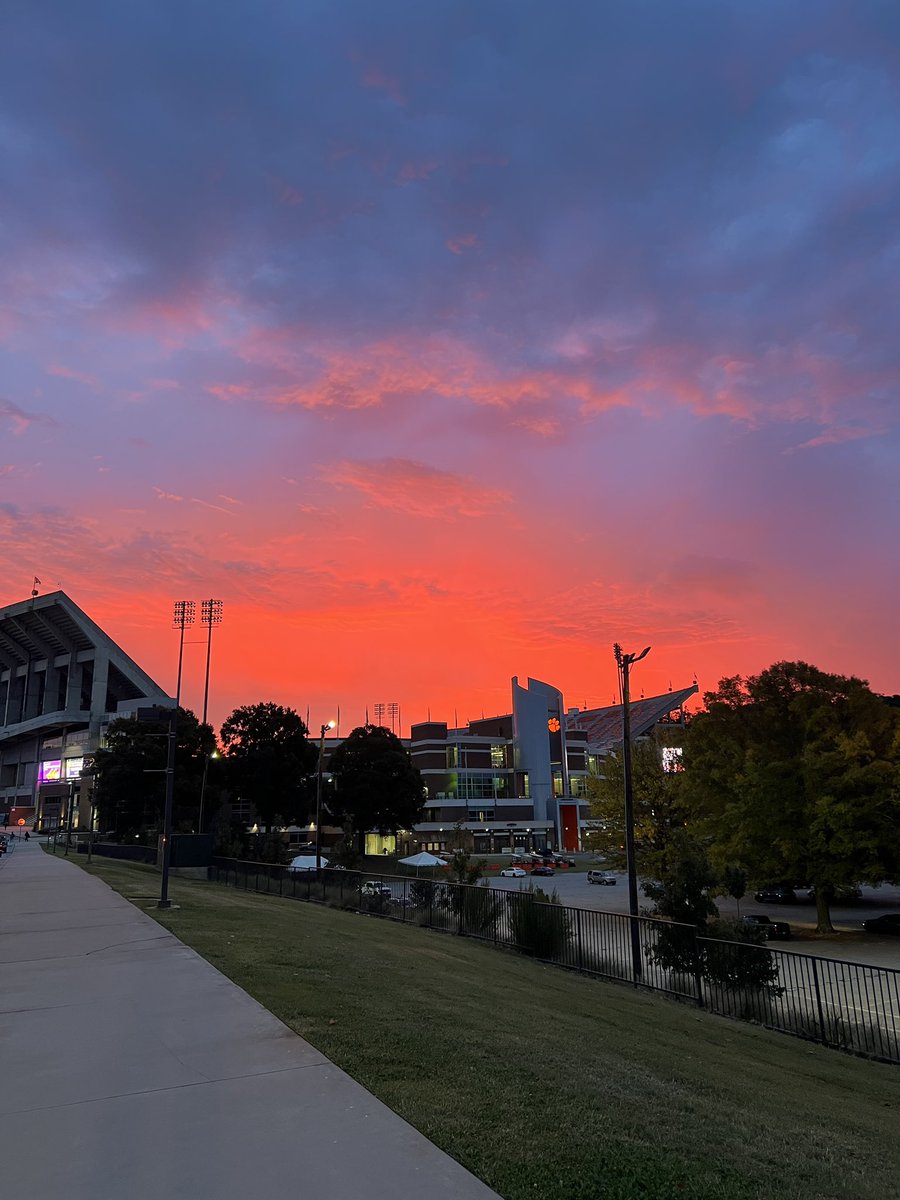 ClemsonUniv's tweet photo. The sky understood the assignment. https://t.co/msmEHSVGmg