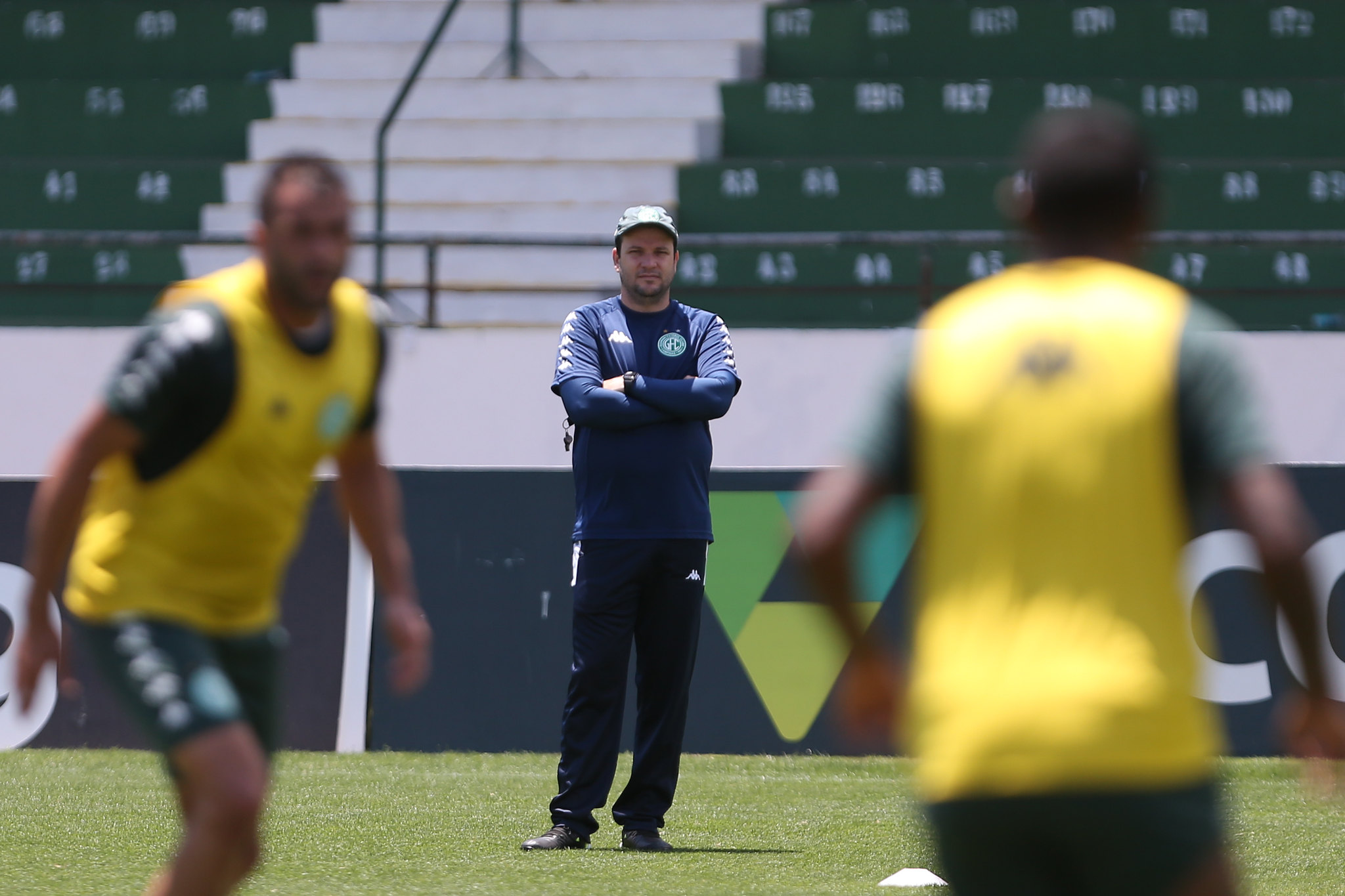 Em São Luís, técnico do Bugre, Daniel Paulista, acerta os últimos detalhes para o duelo no Castelão. Foto: Guarani/Twitter