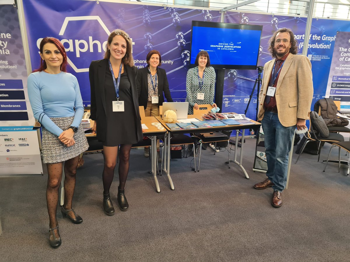 At the Graphene2021 stand with the #GraphCAT team, @icn2nano @_BIST. If you want to know more about how research in Catalunya is at the forefront of graphene technologies, don't miss out the #graphCAT session today starting at 14:45h! @ICFOnians #FEDERrecerca @GrapheneConf
