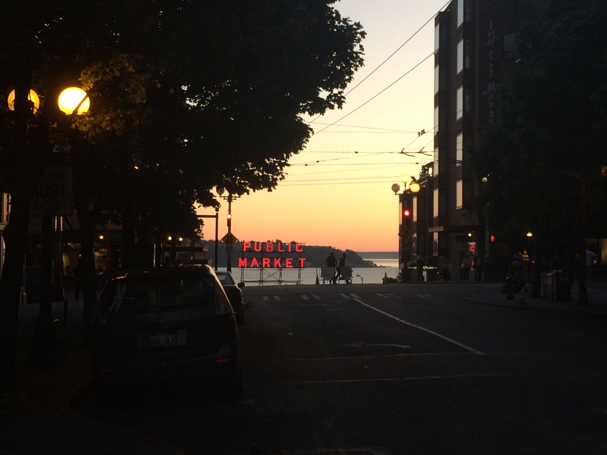 katechkah's tweet photo. Seattle. Město, na které jsem v USA byla nejvíc zvědavá. A nezklamalo. Lidi jsou tu typicky povrchně přátelští, ulice pravidelné, teploty příjemné (27 stupňů), oceán voní. Prozkoumáváme Pike Place market (otevřen 1907, v něm první Starbucks). Velmi mezinárodní. #lajftrip https://t.co/QcL7lYWCdN