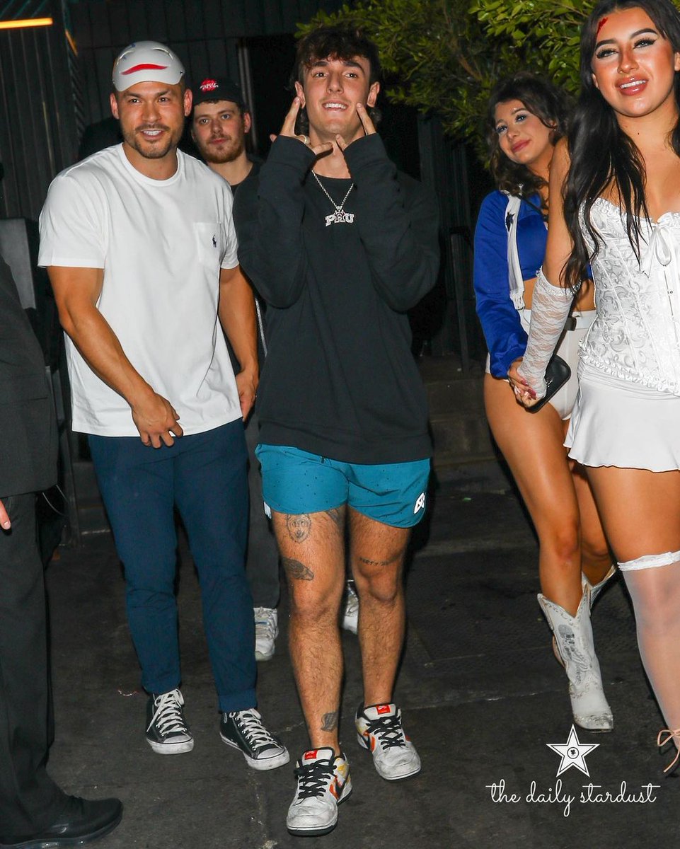 PortalBryceHall's tweet image. 27.10 | Bryce Hall saindo do Nightingale Plaza.