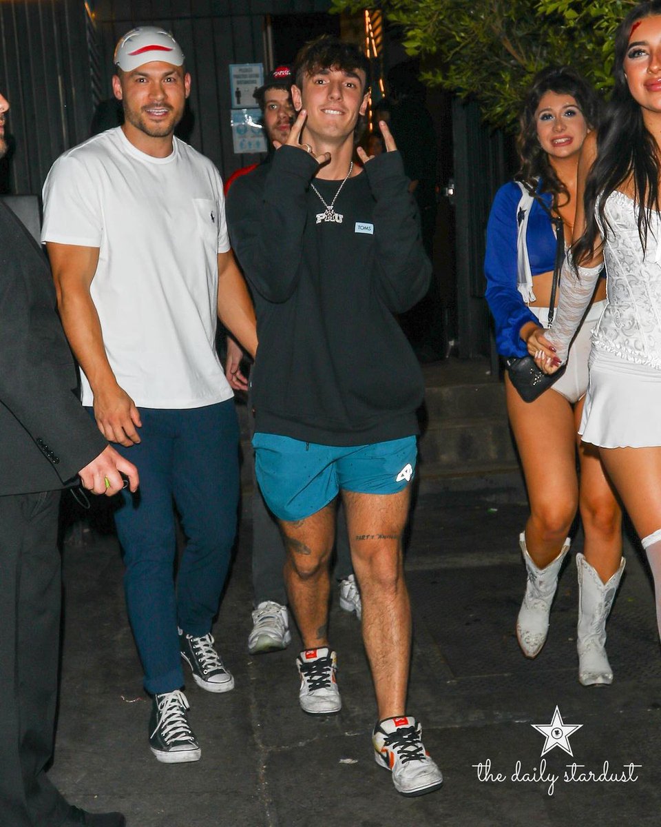 PortalBryceHall's tweet image. 27.10 | Bryce Hall saindo do Nightingale Plaza.