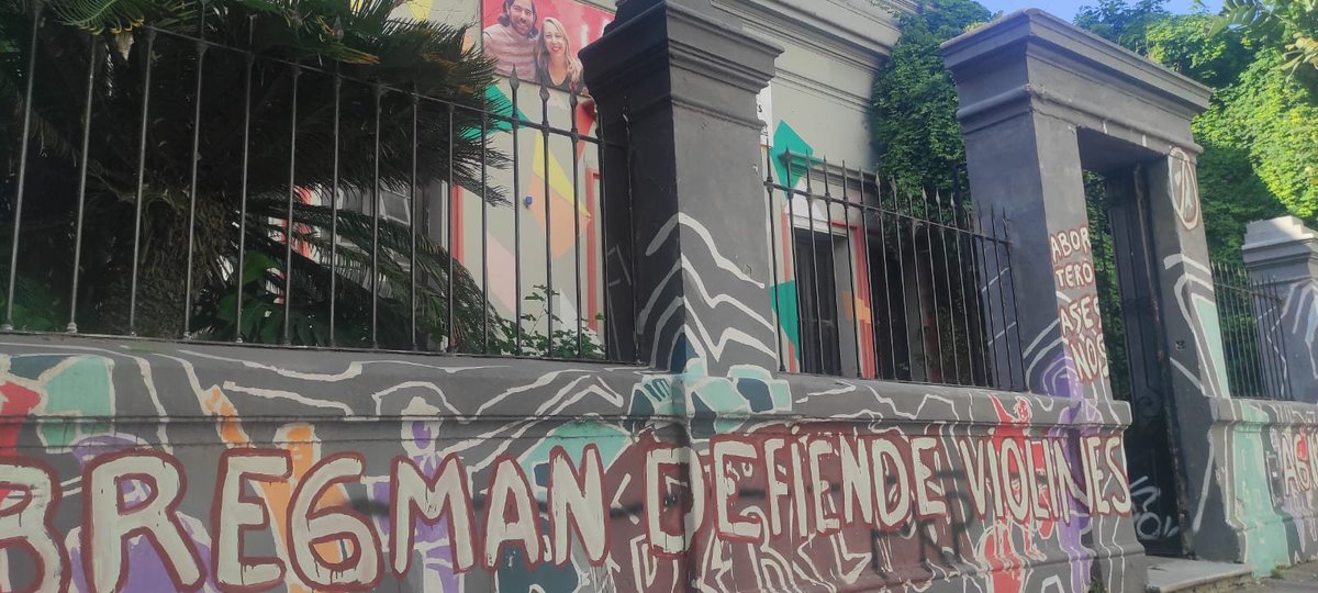 myriambregman's tweet photo. Anoche atacaron el local de la juventud del PTS/Frente de Izquierda en La Plata y dejaron pintadas donde me agravian. Los autores se reivindican seguidores de Milei al igual que los que nos atacan en redes y teléfonos y difunden permanentemente estas fakenews. https://t.co/0hbxSjqrf1