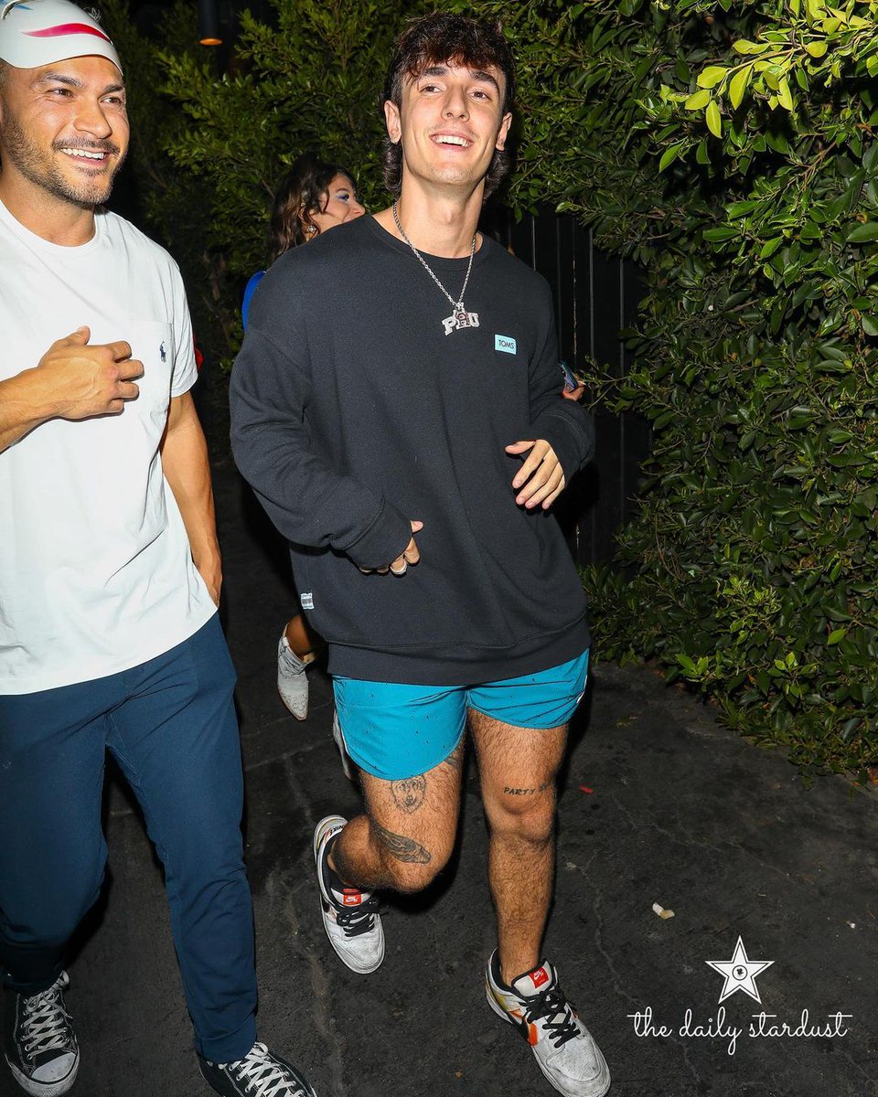 PortalBryceHall's tweet image. 27.10 | Bryce Hall saindo do Nightingale Plaza.