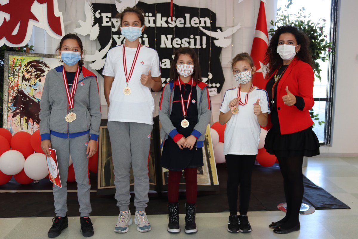 BahcesehirBursa's tweet photo. Cumhuriyet Bayramı etkinlikleri kapsamında düzenlenen Masa Tenisi, Atma-Firlatma ve Santranç turnuvalarında dereceye giren öğrencilerimiz madalyalarını kampüs müdürümüz Esra AKKAY'dan aldılar.
Öğrencilerimizi tebrik eder başarılarının devamını dileriz.����👏
@akkay_esra https://t.co/MoY7BsrvTU