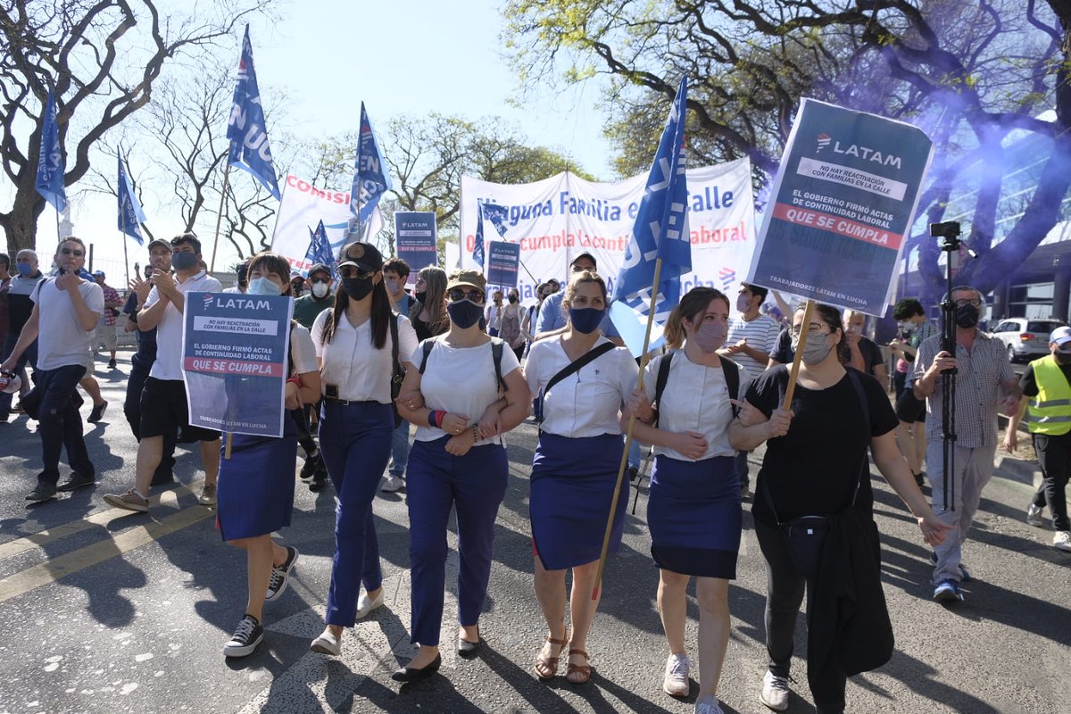 Cele_Fierro's tweet photo. LATAM sigue sobrevolando nuestros cielos a costa de más de 3.000 familias en la calle. El gobierno y el Ministro de Transporte sigue sin dar señales de la continuidad laboral que le prometieron a las y los trabajadores.

A más de un año, siguen dando la pelea 🔥 https://t.co/O0uDbabe9m