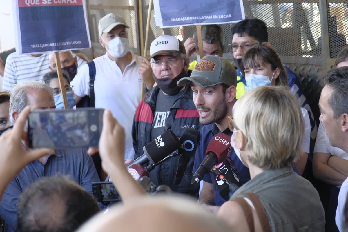 Cele_Fierro's tweet photo. LATAM sigue sobrevolando nuestros cielos a costa de más de 3.000 familias en la calle. El gobierno y el Ministro de Transporte sigue sin dar señales de la continuidad laboral que le prometieron a las y los trabajadores.

A más de un año, siguen dando la pelea 🔥 https://t.co/O0uDbabe9m