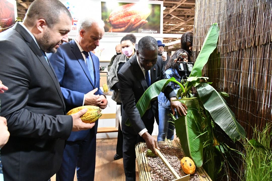 BandamanK's tweet photo. Salon du Chocolat à Paris, Stand de la CI avec M. Alain Griset, le Ministre français des PME. Comme dans un champ de cacao, j’explique à mon hôte le processus de la récolte au séchage de la fève avant l’étape sa transformation en chocolat. La CI en est à 40% aujourd’hui. https://t.co/rDCDm8behe