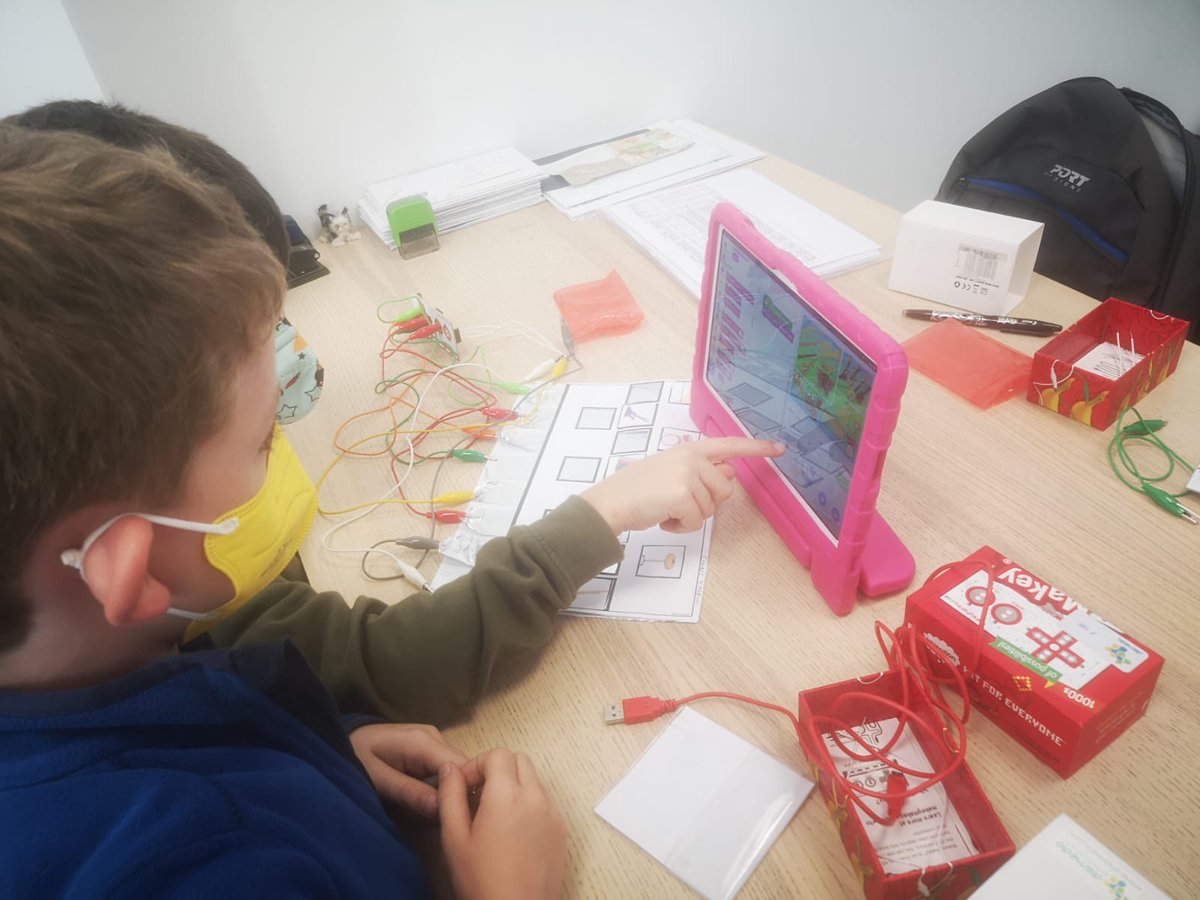 dismediaT's tweet photo. Octubre en #EnxeñoLabs By @dismediaT 
¡Lo hemos pasado genial! y nuestros jóvenes inventores han demostrado muy buenas cualidades para todo tipo de tecnología.💡🤓
⭕¿Aún no te has inscrito? 
➡️Aprovecha la promo Samaín con #MATRÍCULA #GRATUITA 
🔍Más info. en 623.399.450 https://t.co/LSSBzLoeIU