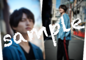 info_yumeno's tweet photo. 朗読劇『空想の輪郭』特典ブロマイドチラ見せ！！！

「夏川千明」as小南光司

いつも陽の光の中に居る「千明」
一番陽当たりの良い道の真ん中に立っての撮影でした！

アップでは一縷の去った寂しさを表現してもらいました

ひとすじの涙の意味は・・・

ご購入はこちら！
https://t.co/LDJhtzGS5Z https://t.co/zhyqHucVZs