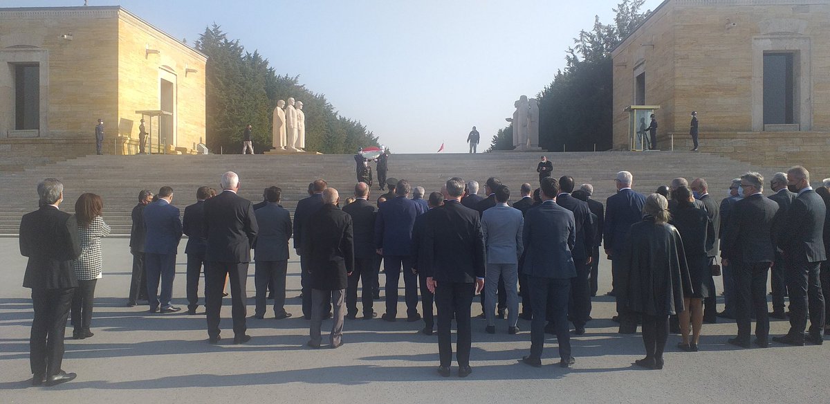 100'e yakın büyükelçi ile #Anıtkabir'de #CumhuriyetBayramı vesilesiyle çelenk bıraktık. Girerken, çıkarken, insanların bu kadar ciddi sayıda Anıtkabir'e gelmelerini, anmalarını görmek duygusal ve çok saygı duyduğum bir şeydir.