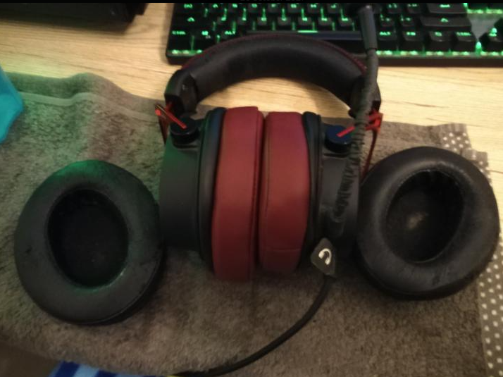 Plebku's tweet photo. last Brainwavz PU leather earpads lasted me for a year before they started to peel off as you can see in the image. got red earpads for my cloud alphas.

Can you give me any tips on how I can keep them from peeling off? or it's just mean to happen after a year?
@BrainwavzAudio https://t.co/15GGFQsKts