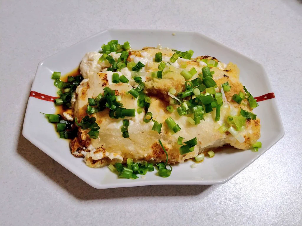 麦ライスさんの焼き出汁豆腐🥢
キレイに焼くのは難しかったけど、外サク中トロの格上げおかずが簡単に完成して嬉しい✨✨
この時期は、あったかいお豆腐美味しい🥰
#おうちごはん
＃豆腐料理  