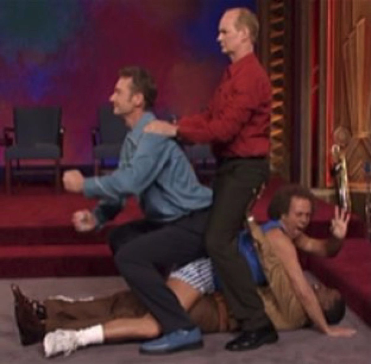 แม็กมาเสื้อฟ้า มูมายเกาะไหล่ มายเมลเสื้อน้ำเงิน กำลังล้มทับแม็กมิลเสื้อน้ำตาล