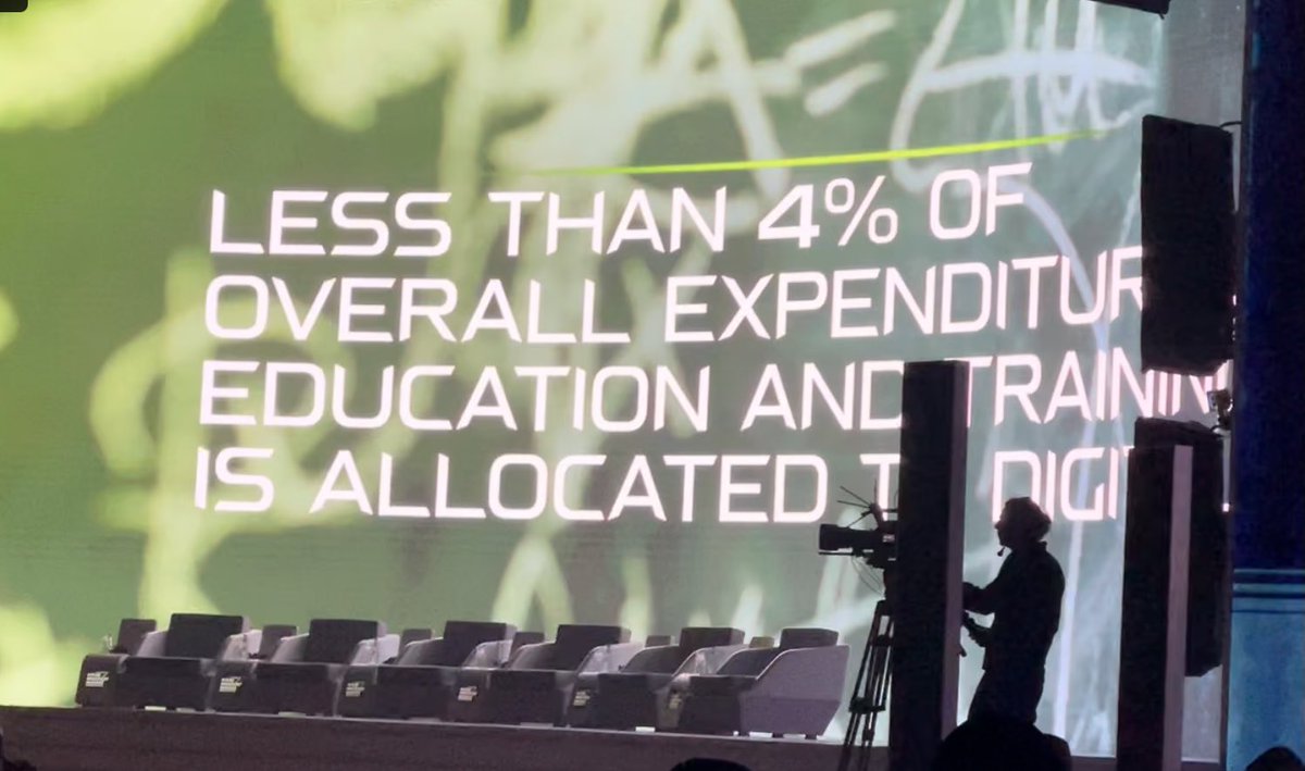 EdifyChris's tweet photo. Half of time spent learning will be online but…. #FII5 #Learnwithoutlimits https://t.co/3qaFGw6Ca3