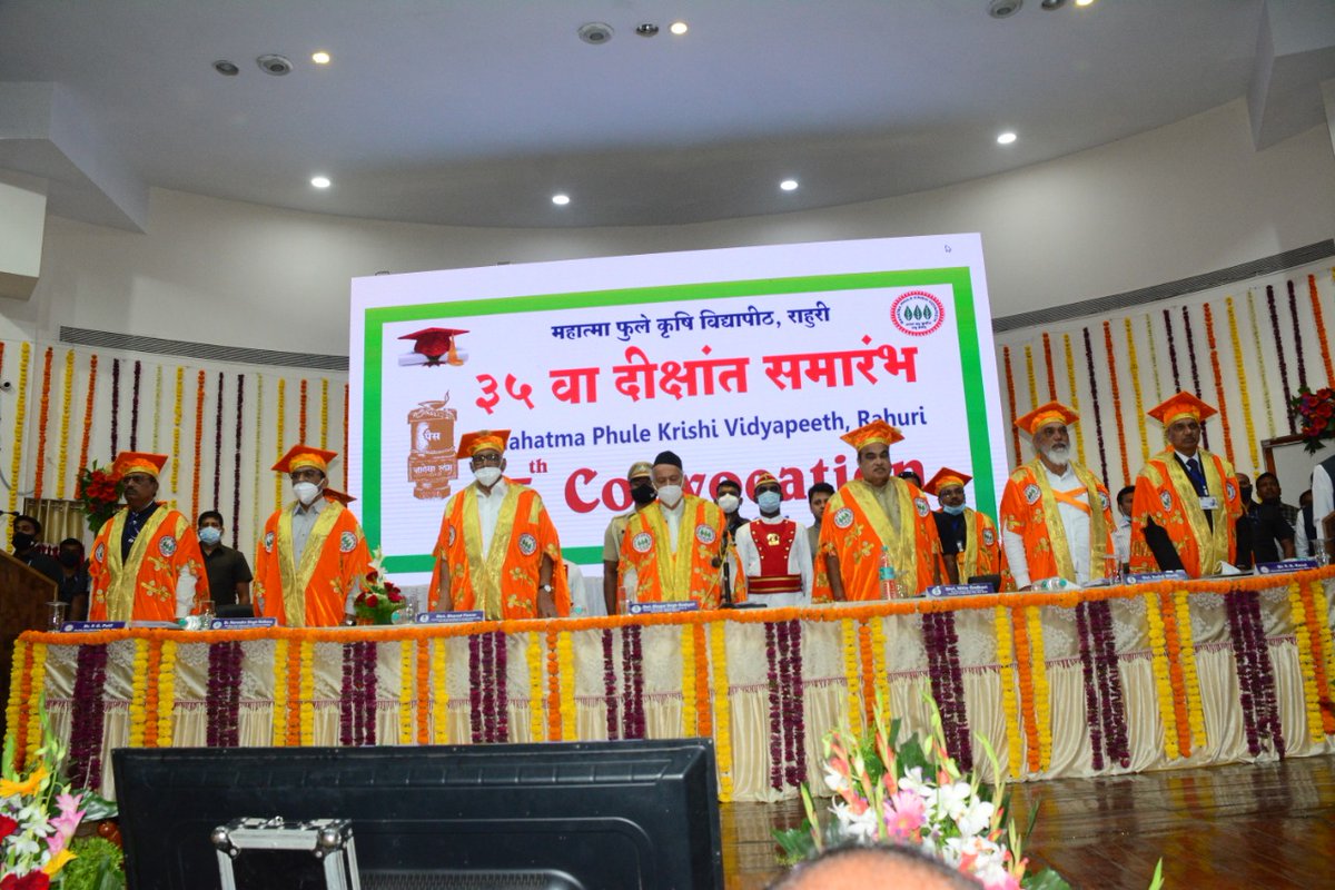 dadajibhuse's tweet photo. राहुरी येथील महात्मा फुले कृषी विद्यापीठाचा ३५वा दीक्षांत सोहळा आज संपन्न झाला. यावेळी राज्यपाल @BSKoshyari जी, खा.@PawarSpeaks जी, केंद्रीय मंत्री @nitin_gadkari जी यांच्या उपस्थितीत पदवीधर स्नातकांना शुभेच्छा देऊन अनुग्रहित करण्यात आले.
@AUThackeray https://t.co/yop1fGpkUu