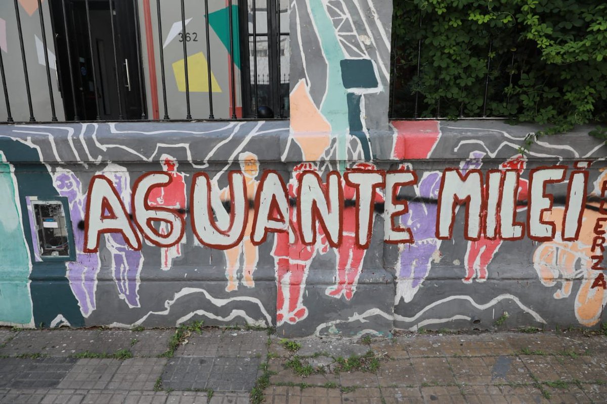myriambregman's tweet photo. Anoche atacaron el local de la juventud del PTS/Frente de Izquierda en La Plata y dejaron pintadas donde me agravian. Los autores se reivindican seguidores de Milei al igual que los que nos atacan en redes y teléfonos y difunden permanentemente estas fakenews. https://t.co/0hbxSjqrf1