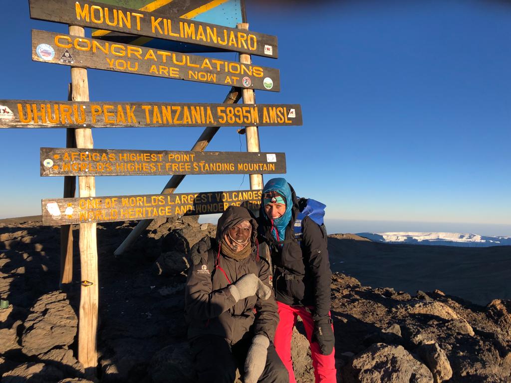 Asante Sane to all partners involved in the @climb_big  of #MtKilimanjaro at 5,895mm summitting on UN Day. sustainablemountainalliance.org/news/the-big-c…