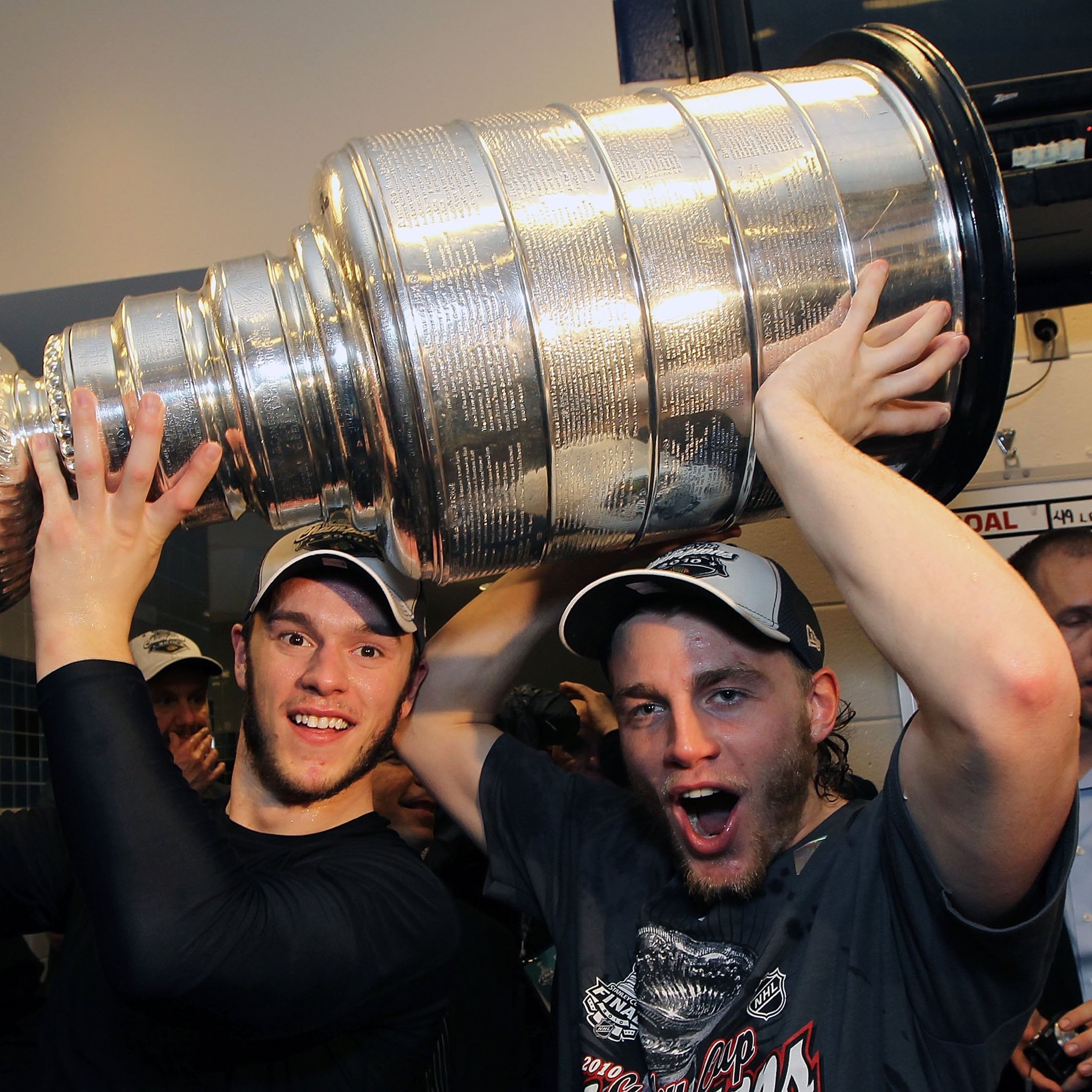 Chicago bar owner makes fake Stanley Cup out of empty beer keg – salutes  the Bs! – Boston Herald
